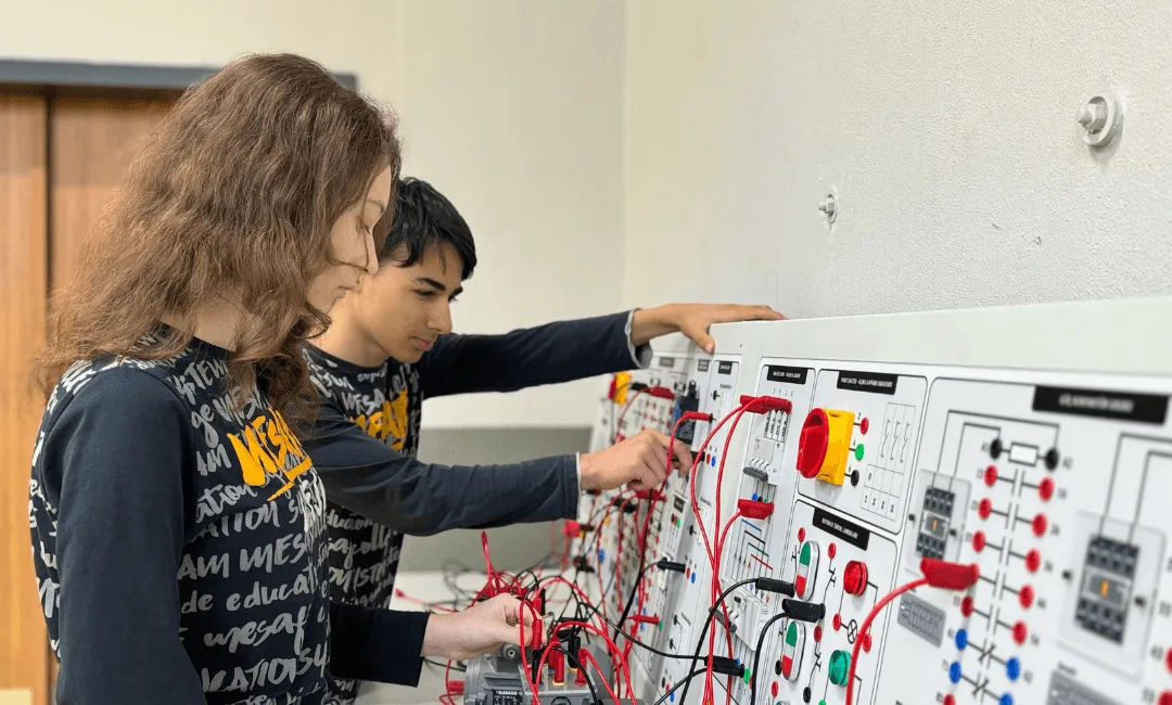 Endüstriyel Otomasyon Teknolojileri atölyesinden bir kare