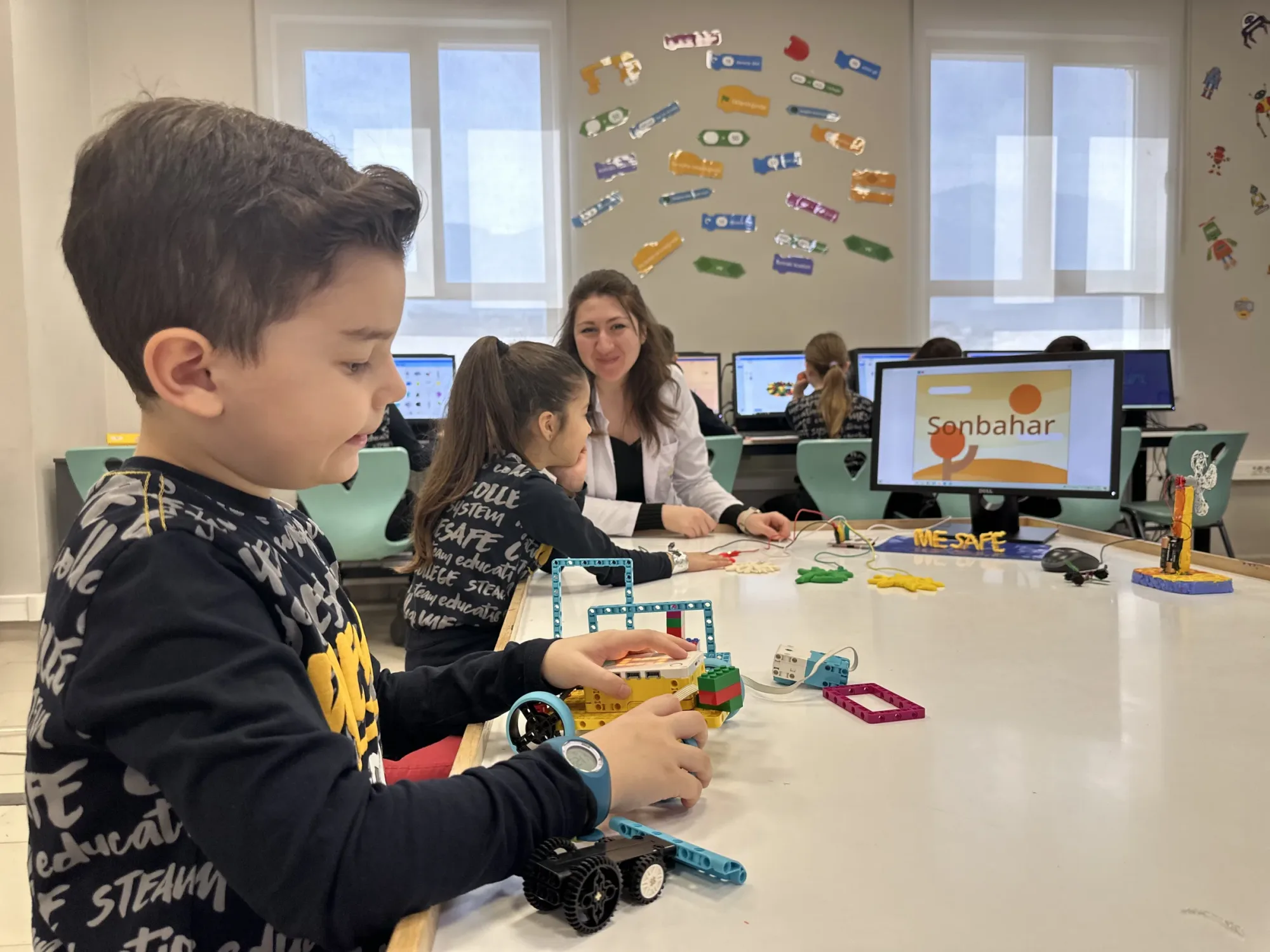Lego robotik parçalarıyla tasarım çalışması