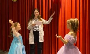 Drama kulübü öğrencileri kostümleriyle sahnede performans sergiliyor